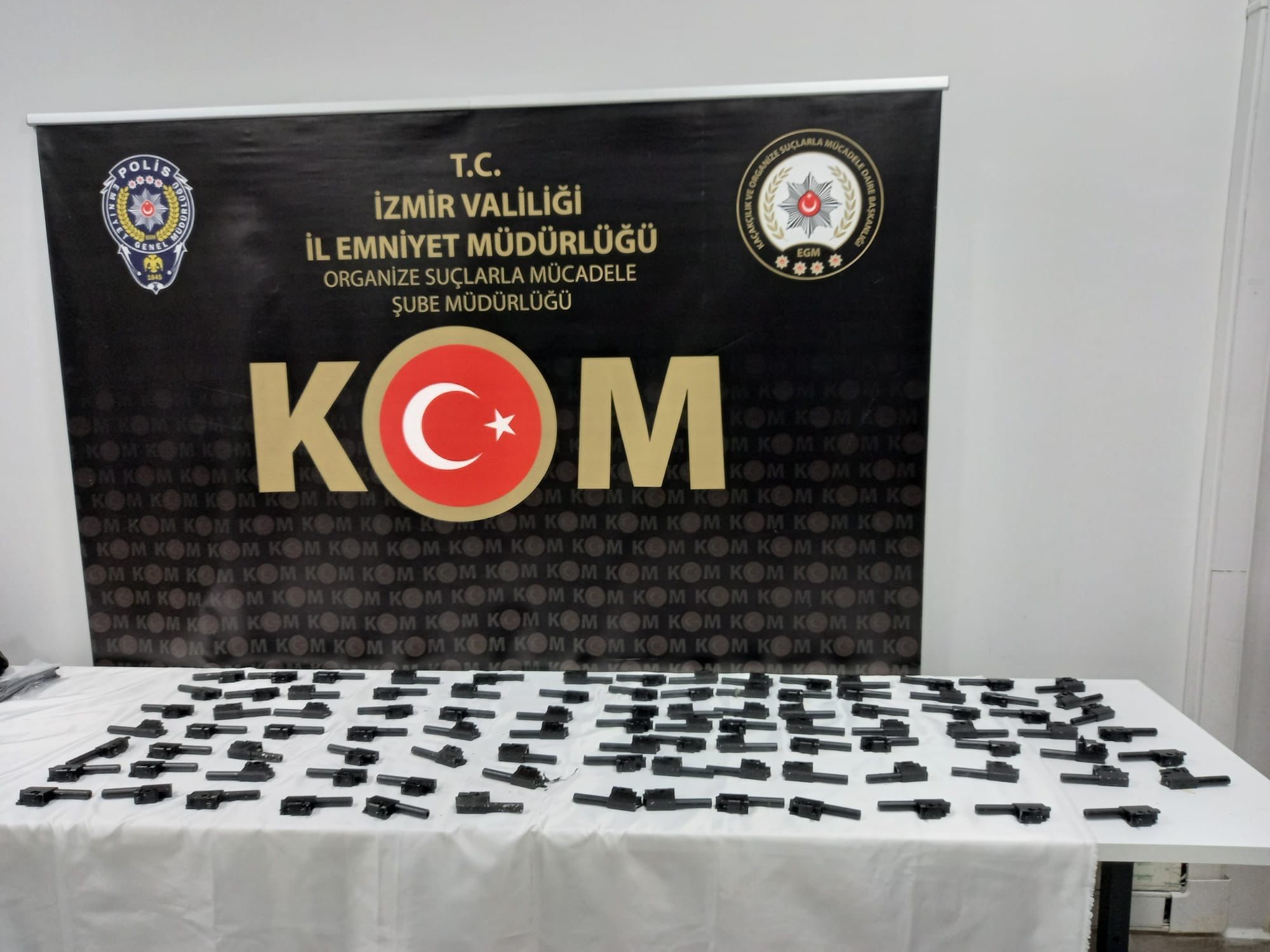 İzmir'de yasa dışı silah ticareti yapan çeteye operasyon: 2 tutuklama