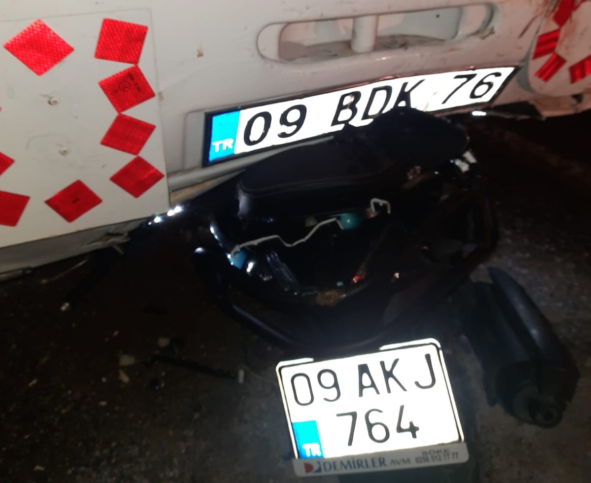 Motosiklet kamyona ok gibi saplandı