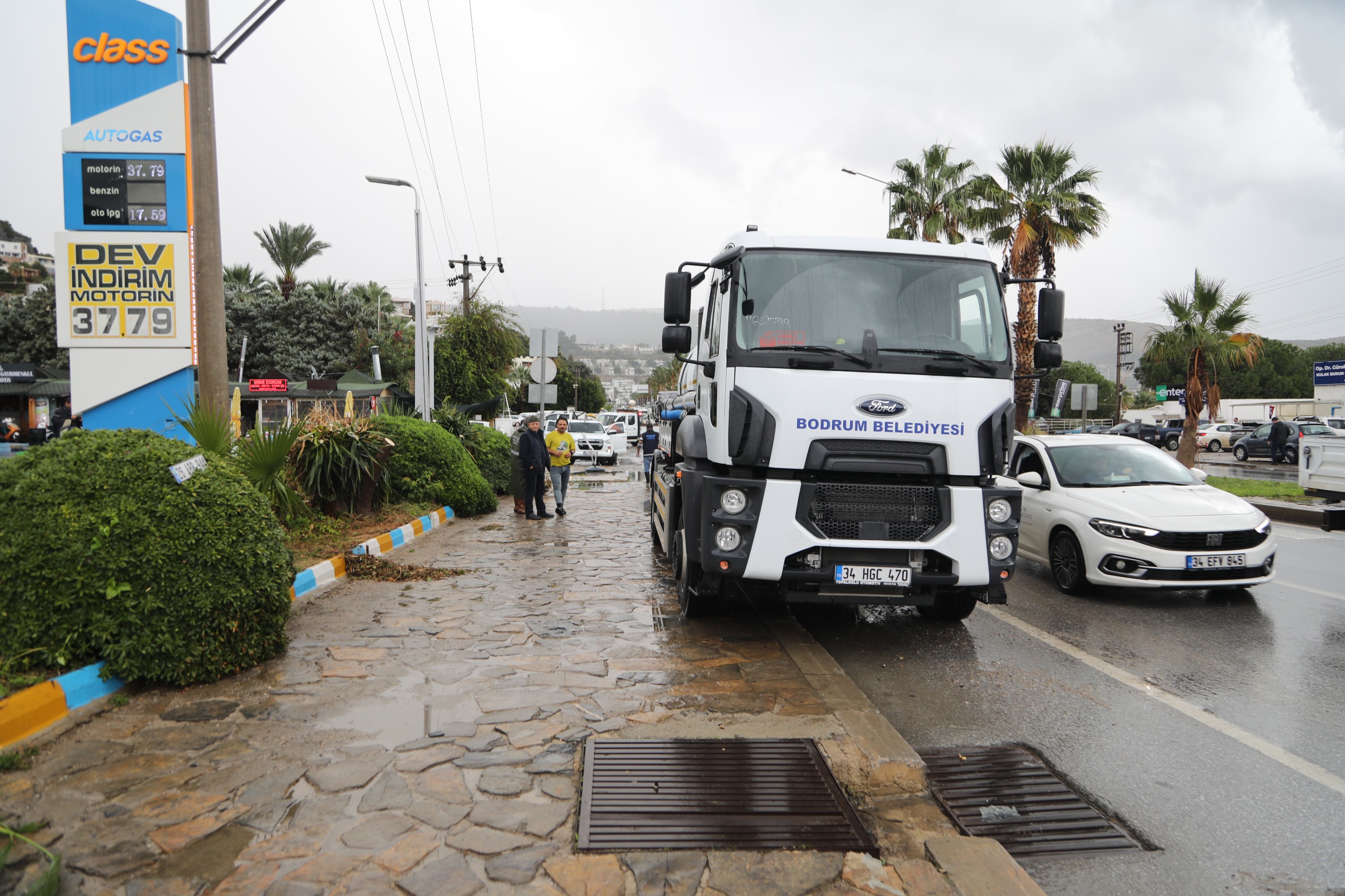 Bodrum Belediye Başkanı Ahmet Aras sahada ekipleri koordine etti