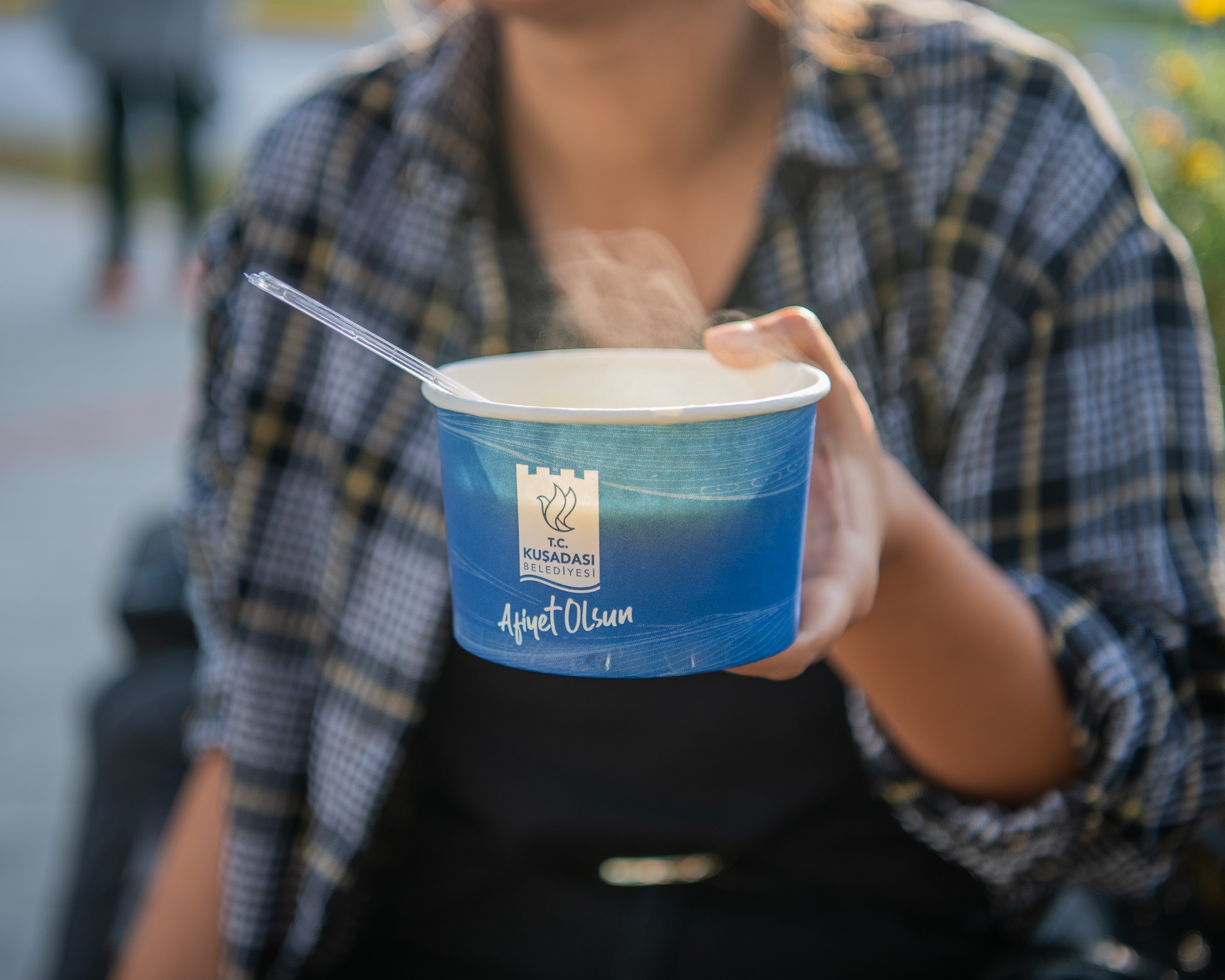 Kuşadası Belediyesi'nden soğuk kış günlerinde içleri ısıtan ikram