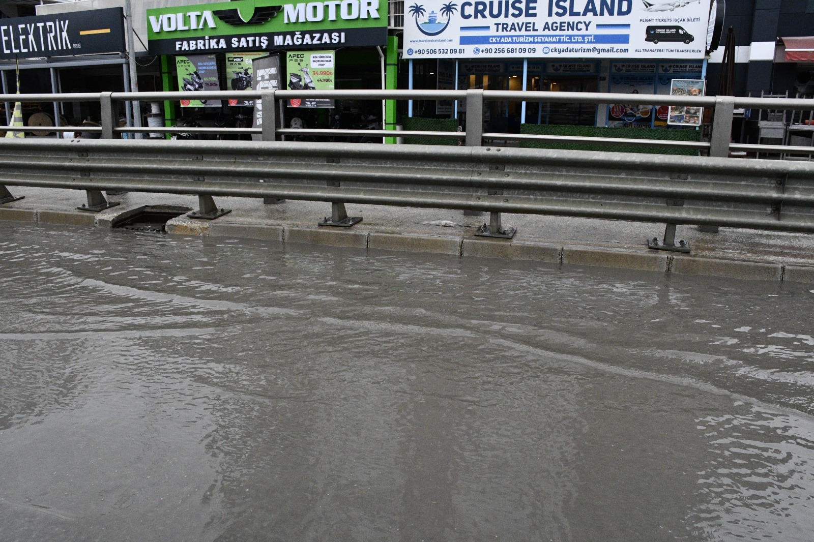 Karayolları sorumluluğundaki yollar dakikalar içinde göle döndü!