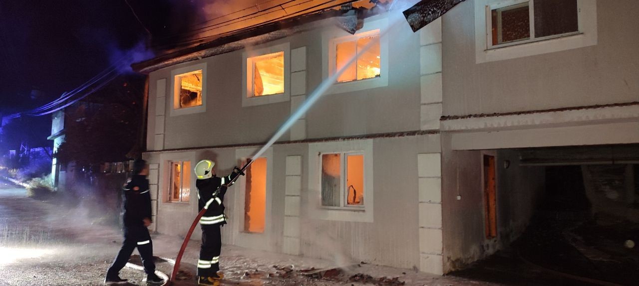 İki katlı ev alevlere teslim oldu