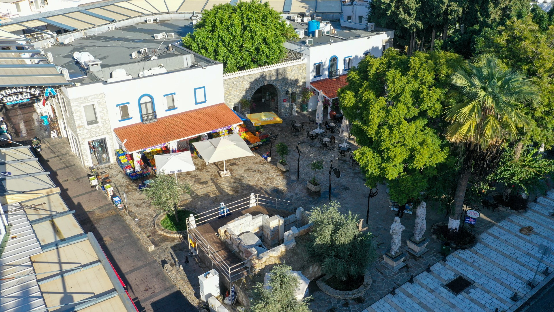 Bodrum gıda çarşısı özgün yapısıyla hizmet veriyor