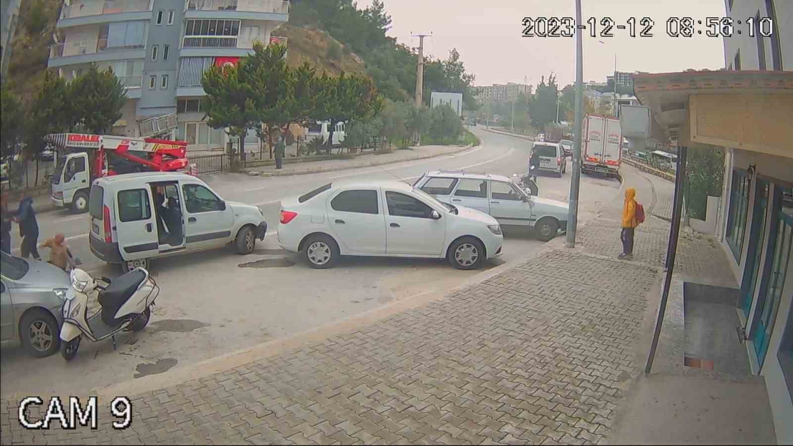 Kavga sırasında oğlunu bastonunu savurarak kurtarmaya çalıştı