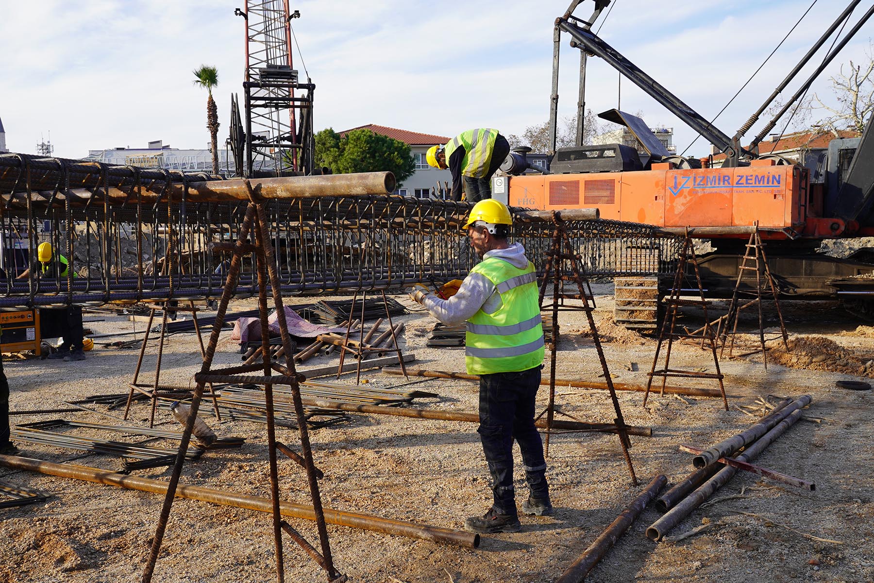 Kuşadası’nın ilk kent meydanı yükseliyor