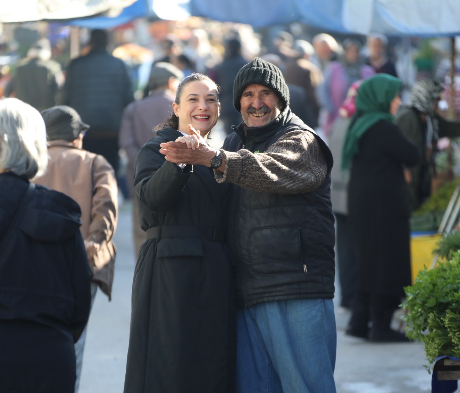Filiz Başkan'a pazarda sıcak karşılama