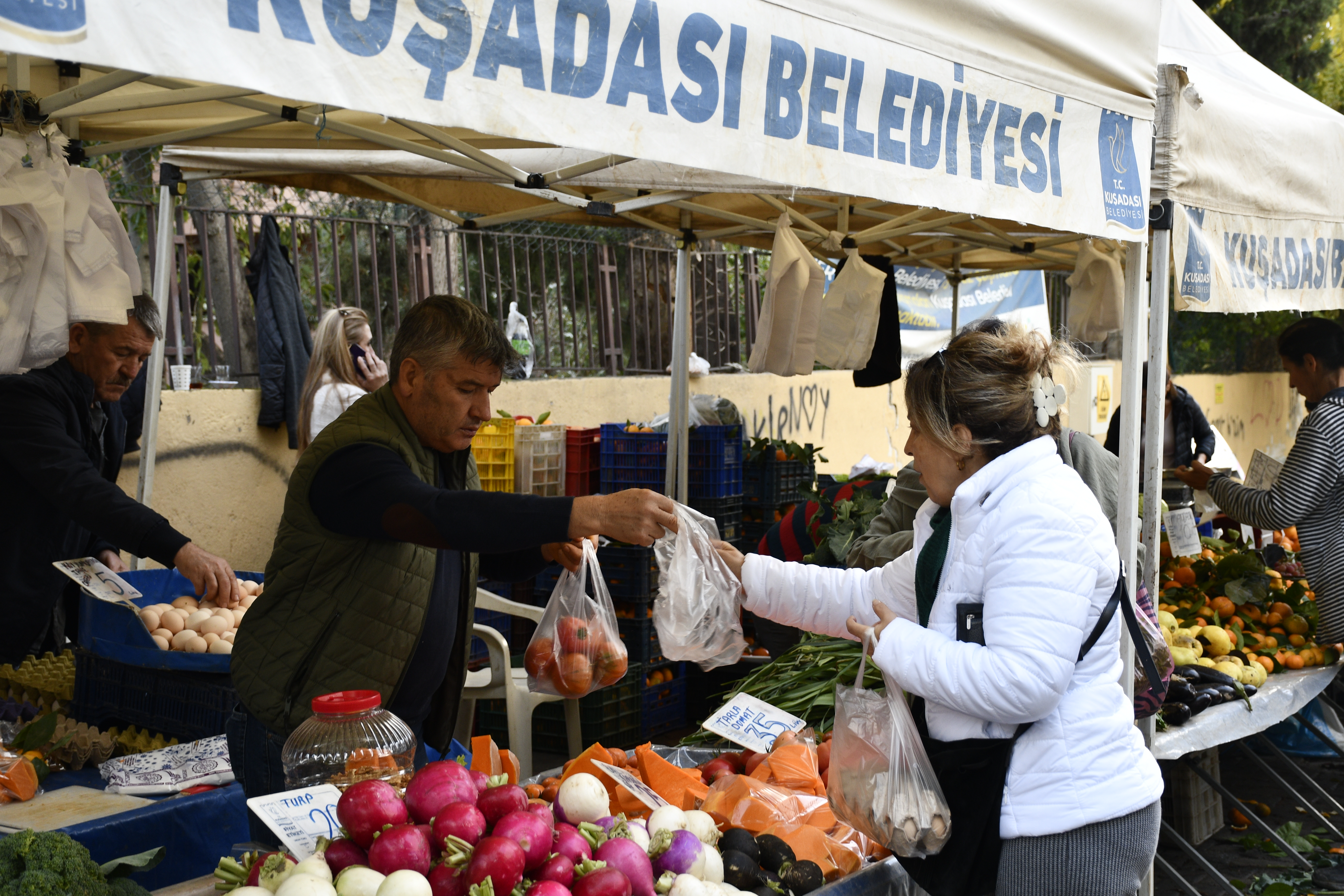 Yerel üretici pazarında kış meyve ve sebzeleri yerini aldı