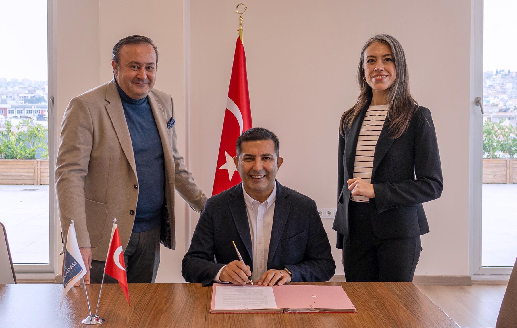 Kuşadası Belediye Başkanı Ömer Günel’den kadın çalışanlar için önemli imza