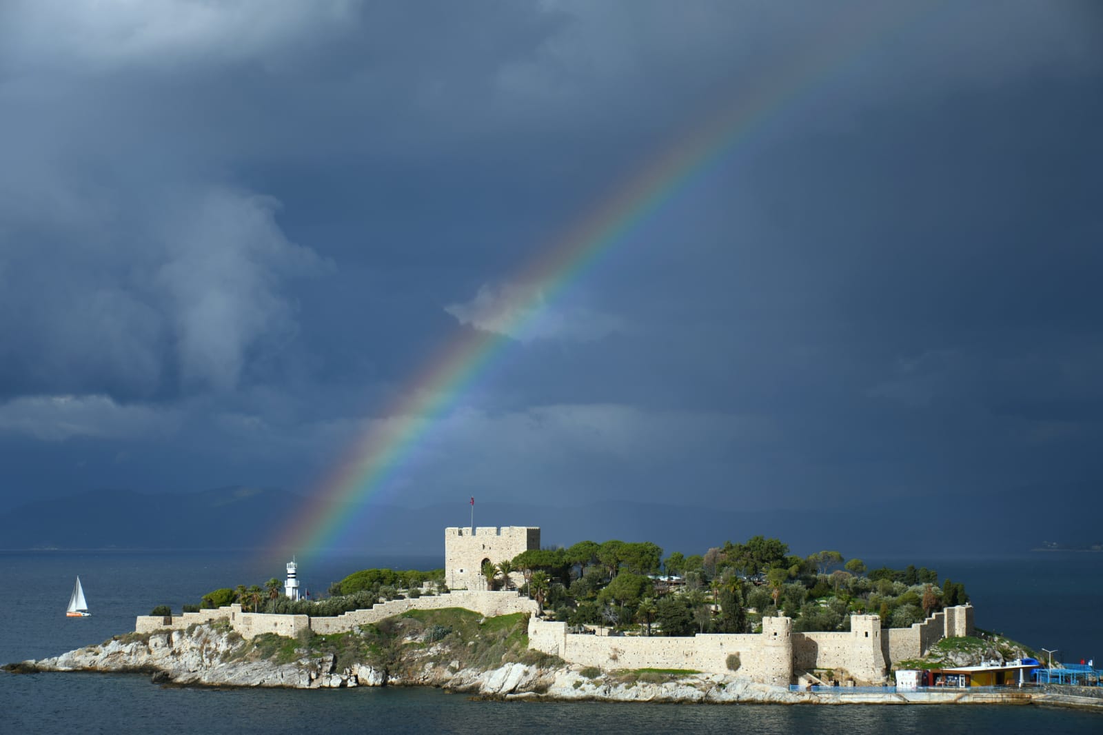 Kuşadası'nda müthiş gökkuşağı manzarası