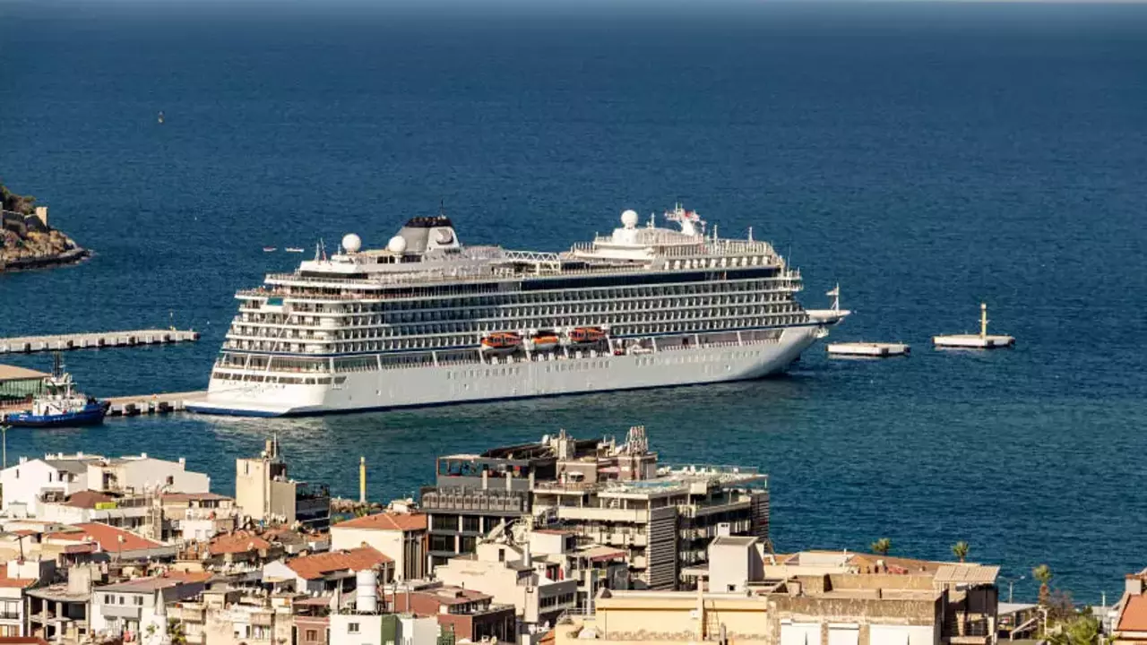 Kuşadası Limanı'nda kruvaziyer bereketi sürüyor