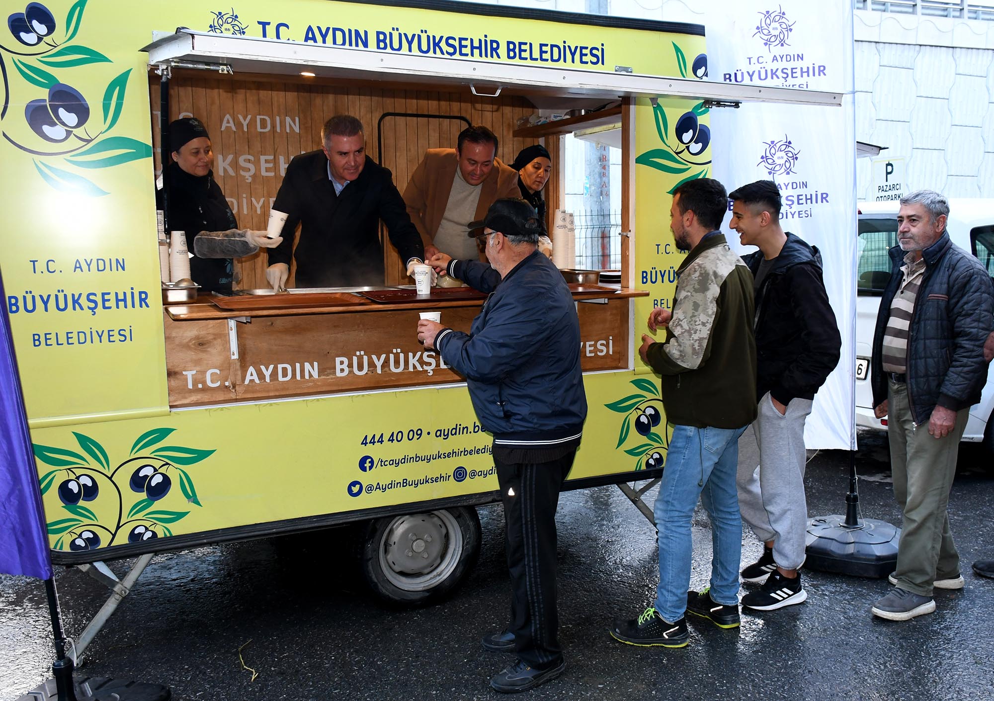 Kuşadalılara Büyükşehir’den soğuk havada içleri ısıtan ikram