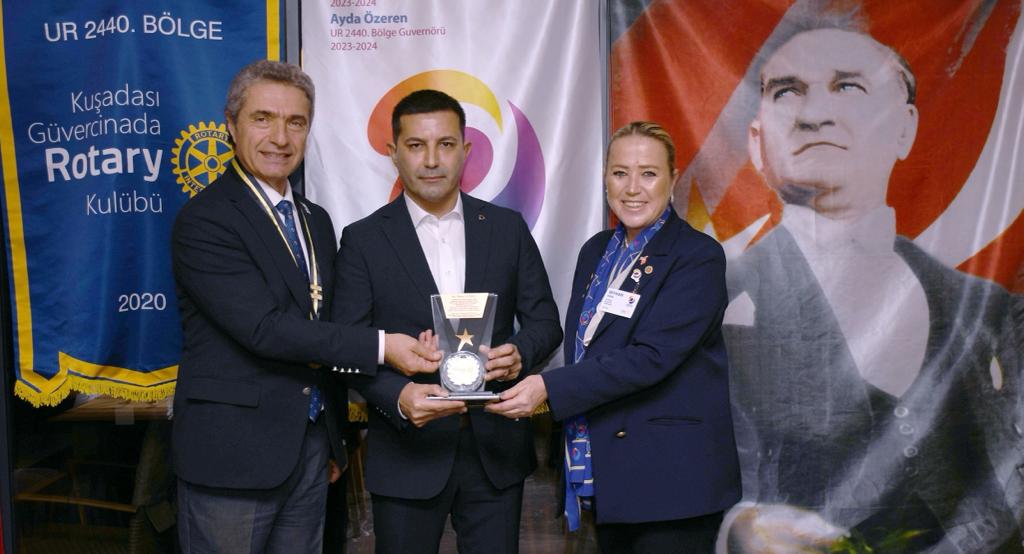 Başkan Ömer Günel’e üstün hizmet ve başarı ödülü