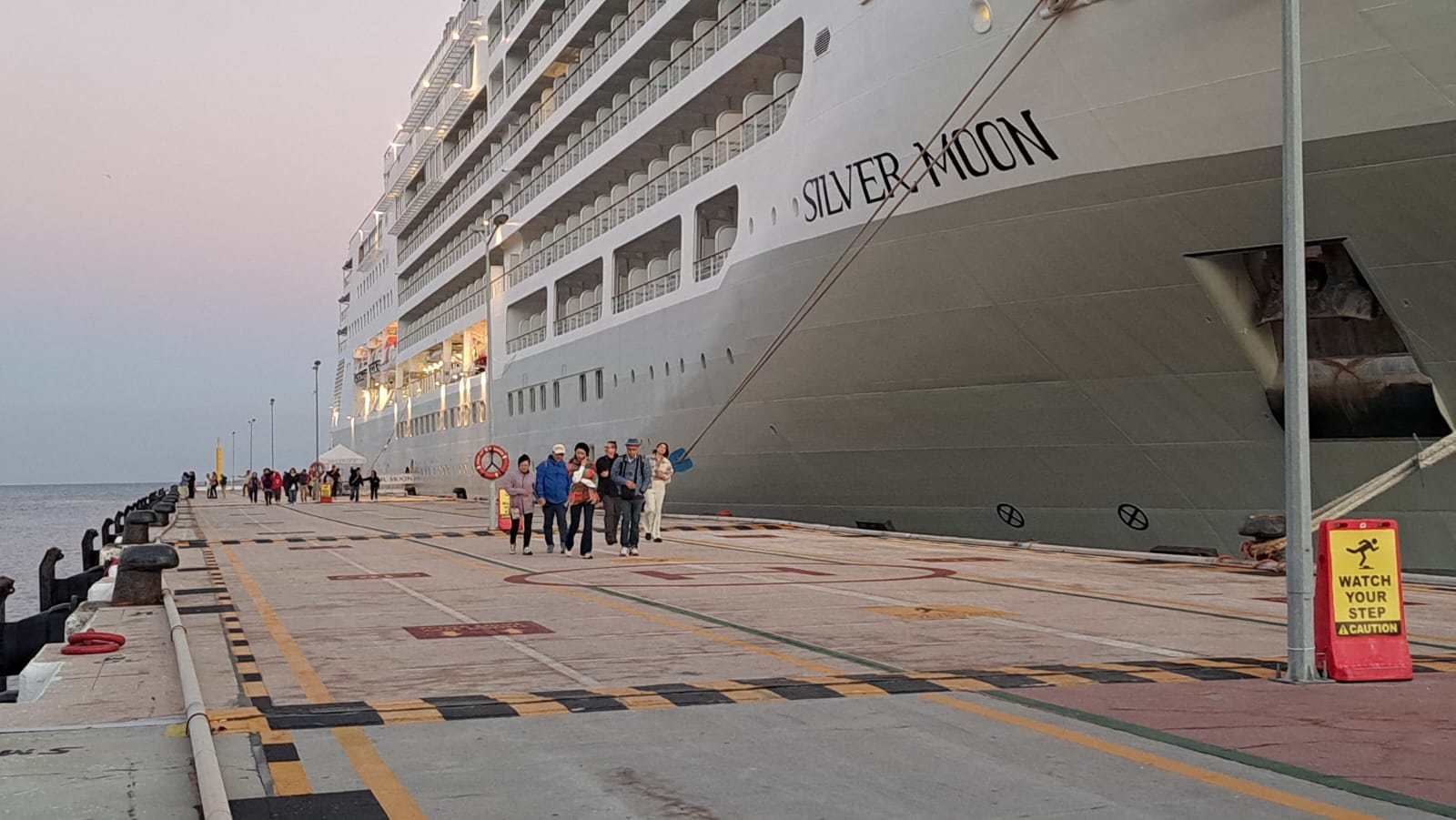 Silver Moon isimli gemi Kuşadası Limanı'na yanaştı