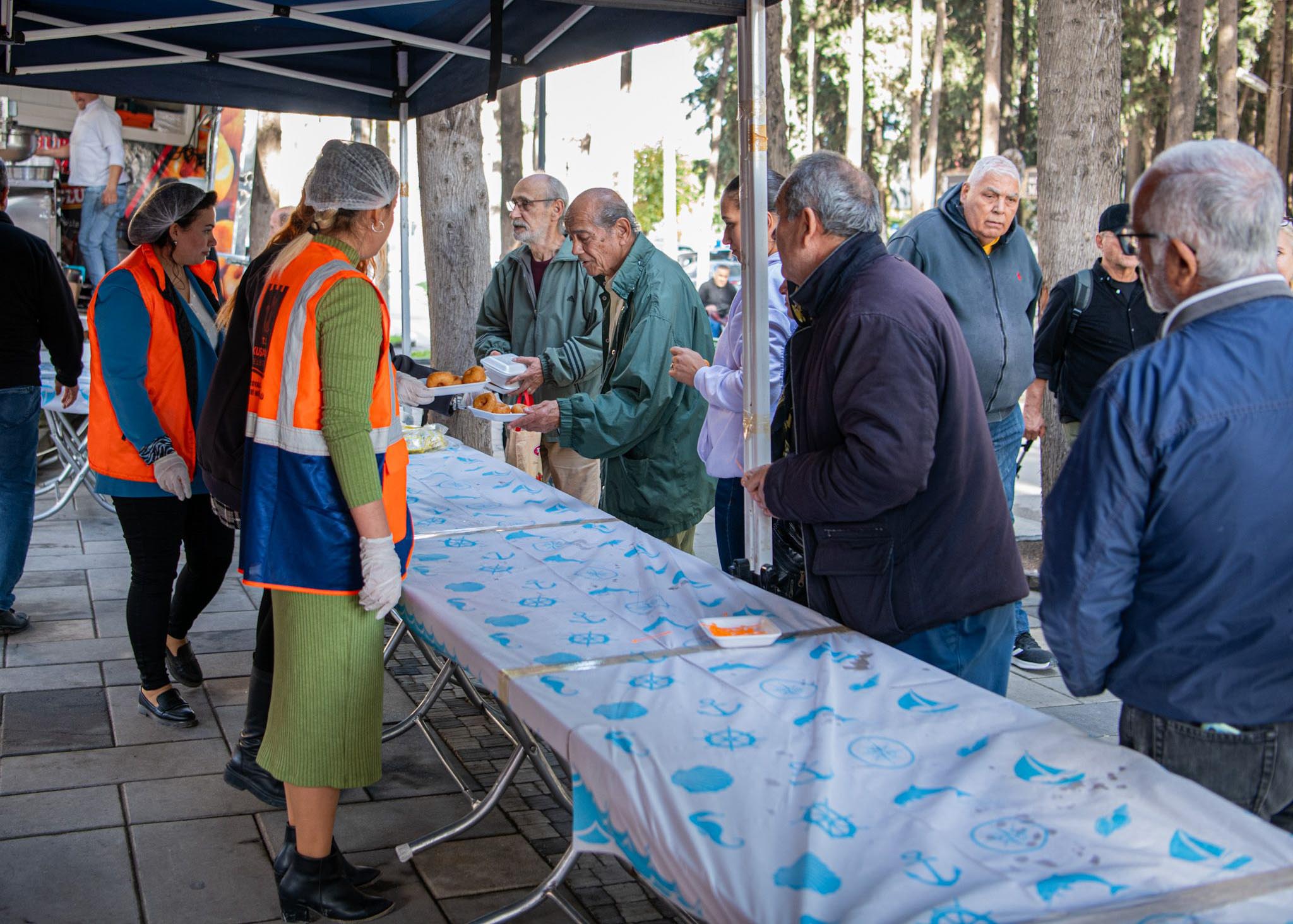 Kuşadası Belediyesi şehitler için lokma dağıttı