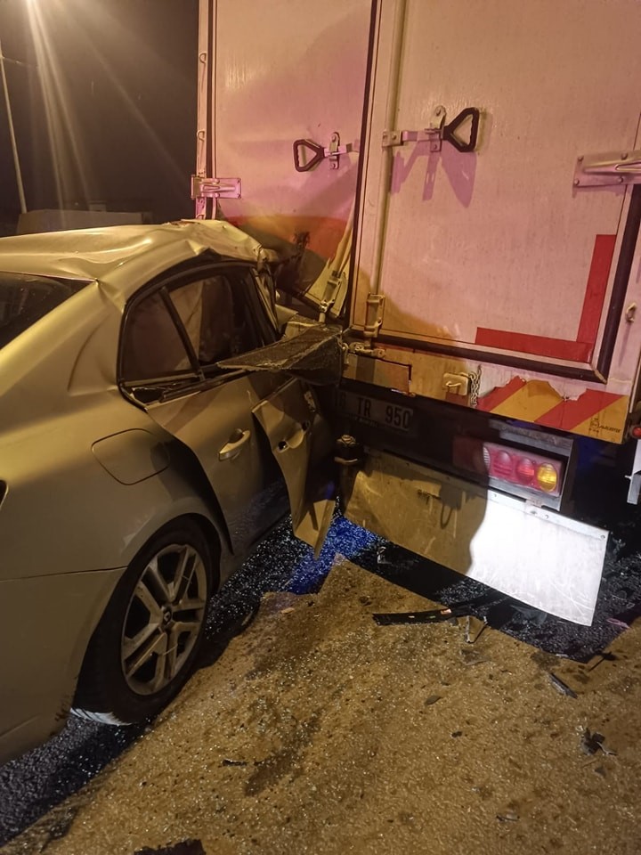 Paramparça olan otomobil, genç kıza mezar oldu