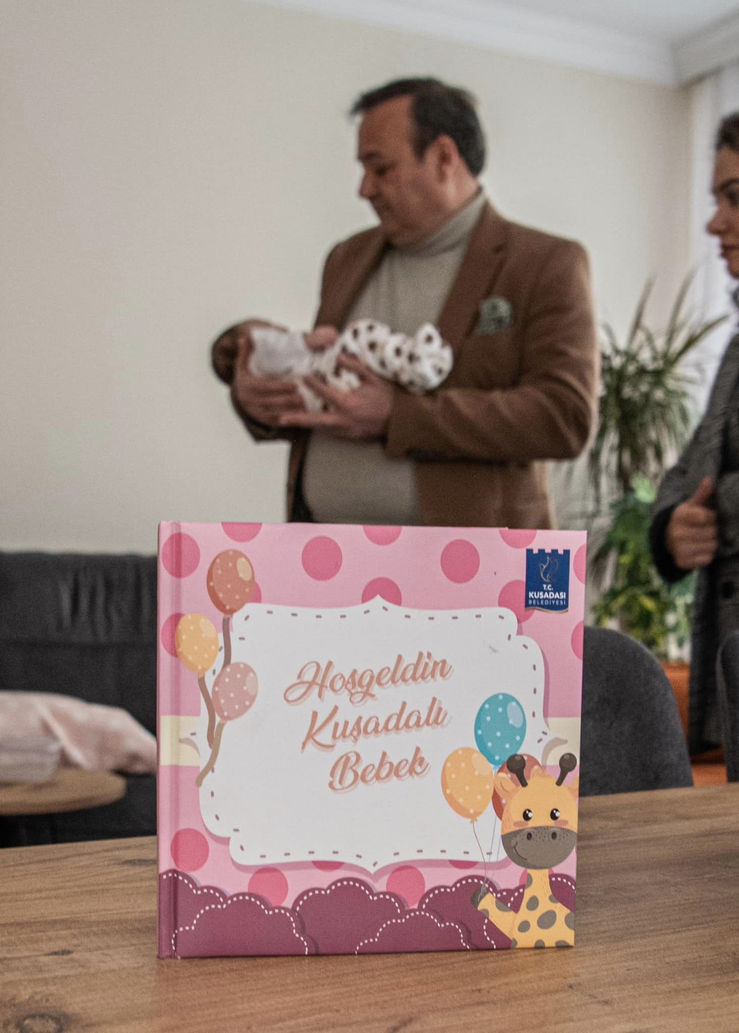 Kuşadası Belediyesi’nden 426 bebeğe hoşgeldin ziyareti