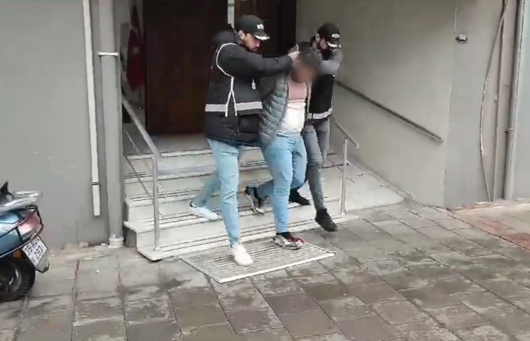 İzmir’de iş yerlerini kurşunlayan saldırgan, polis takibiyle yakalandı