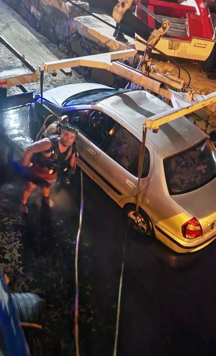 Vitesleri karıştıran sürücü denize uçtu