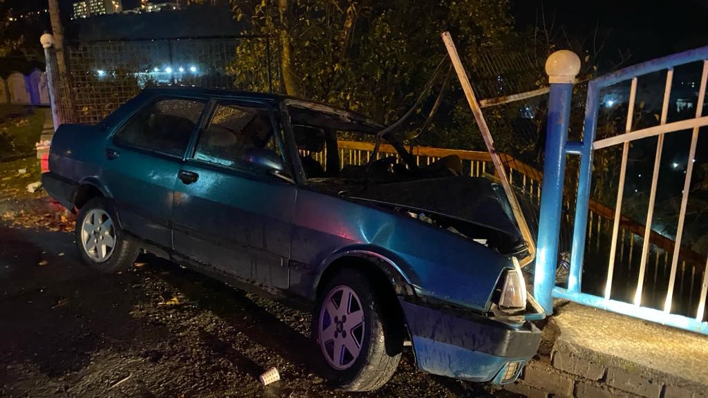 Otomobil demir korkuluklara ok gibi saplandı