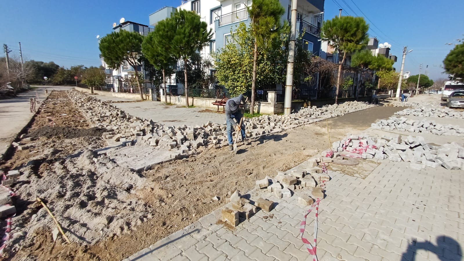 Germencik Belediyesi ekipleri sahada yoğun çalışıyor