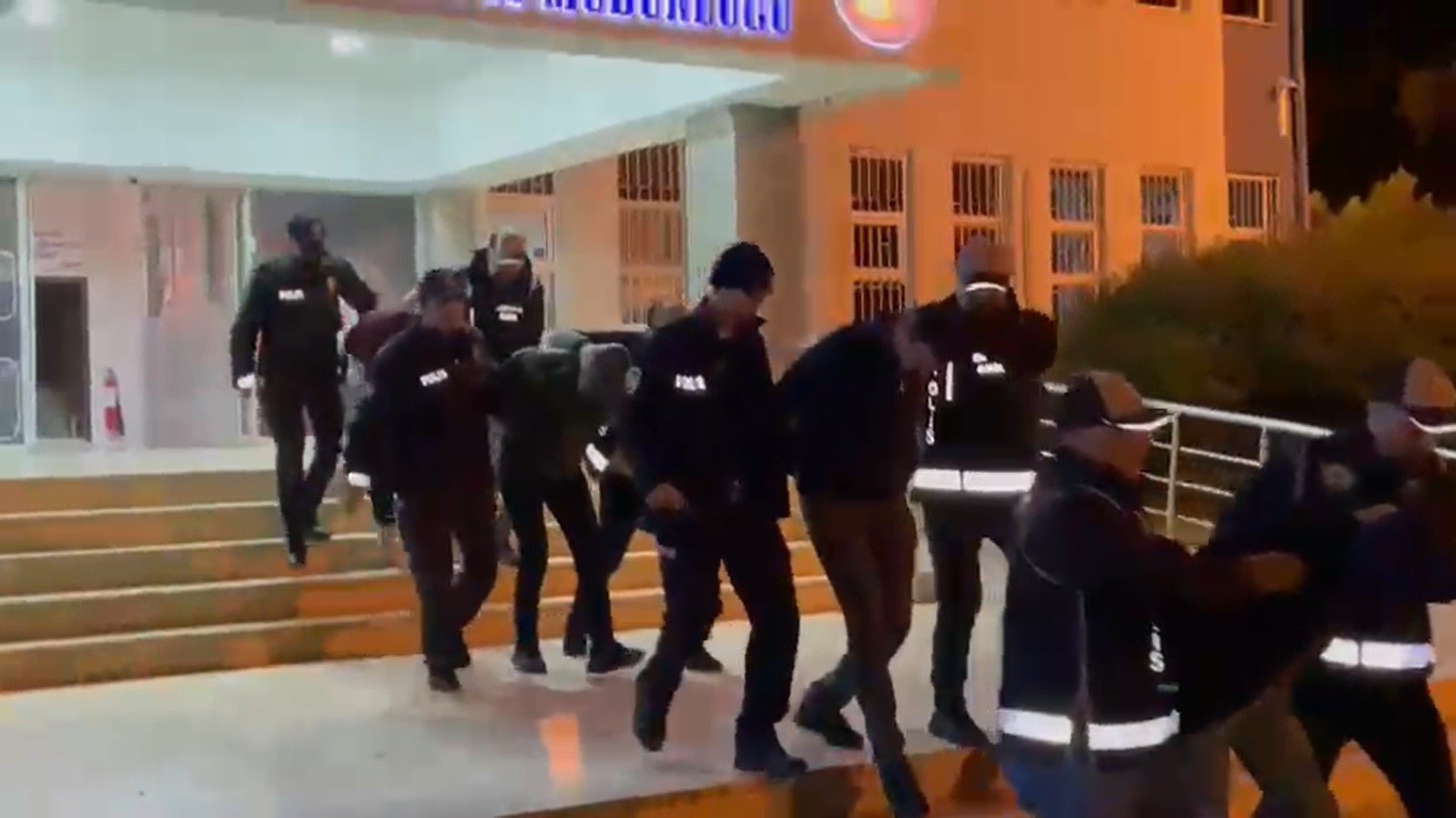 Vatandaşları tuzağa düşüren suç örgütüne iki ayrı operasyon