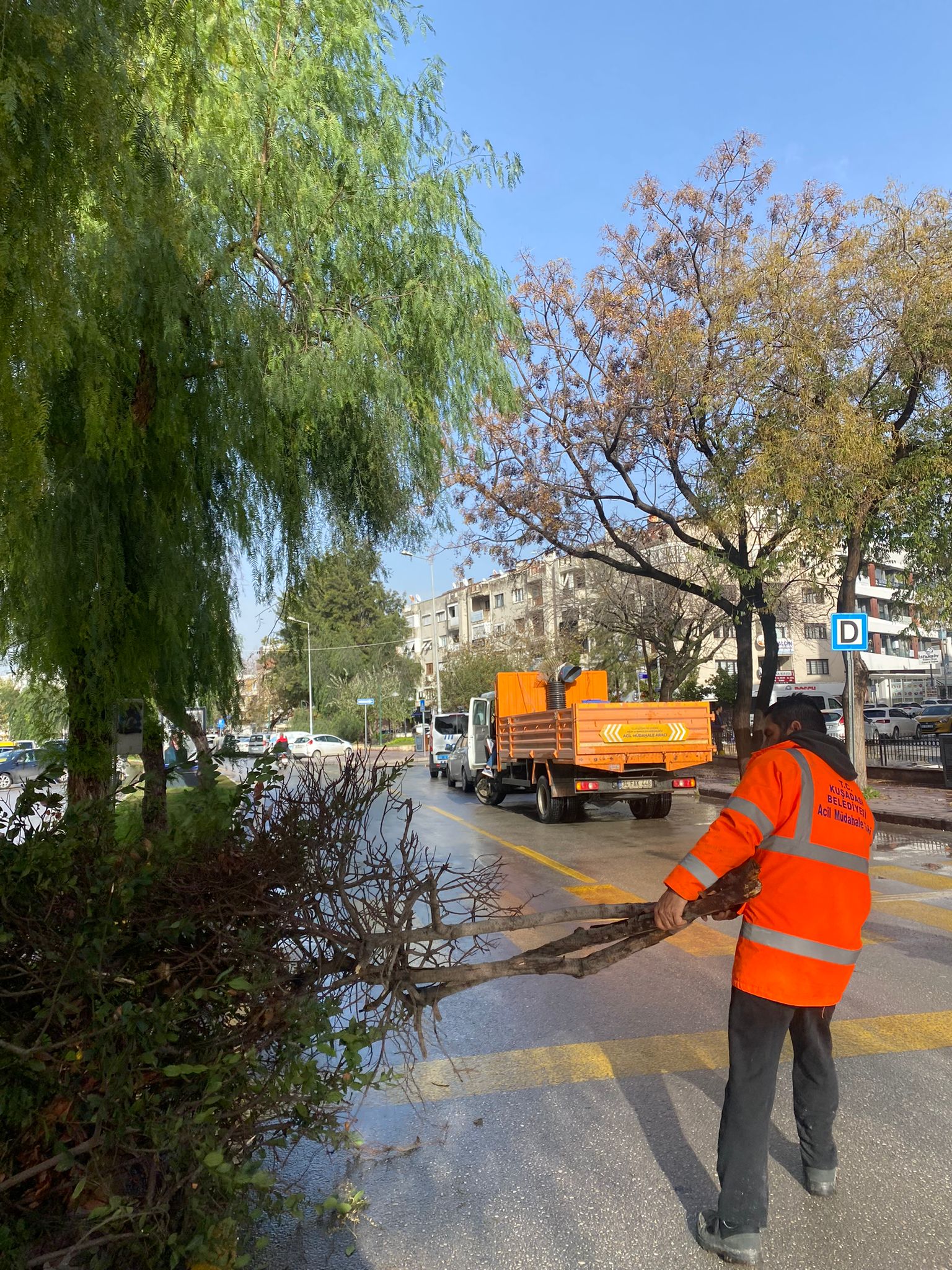 Kuşadası sağanağa karşı önlemini aldı