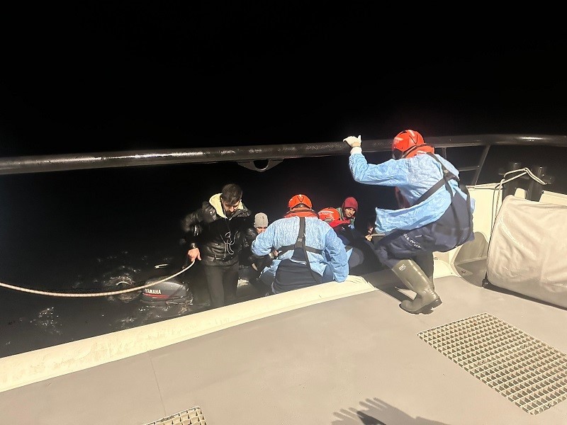 Kuşadası'nda 9 düzensiz göçmen kurtarıldı