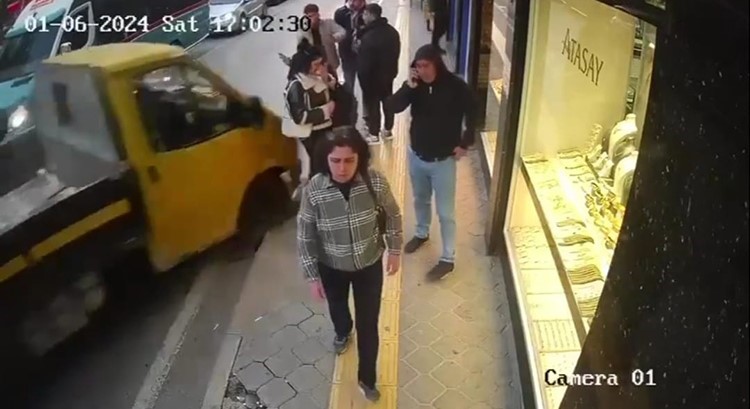 Kamyonet önce yayalara çarptı sonra iş yerine daldı!