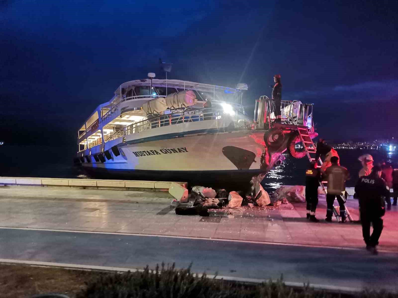 Vapur karaya çarptı, yolcular büyük panik yaşadı