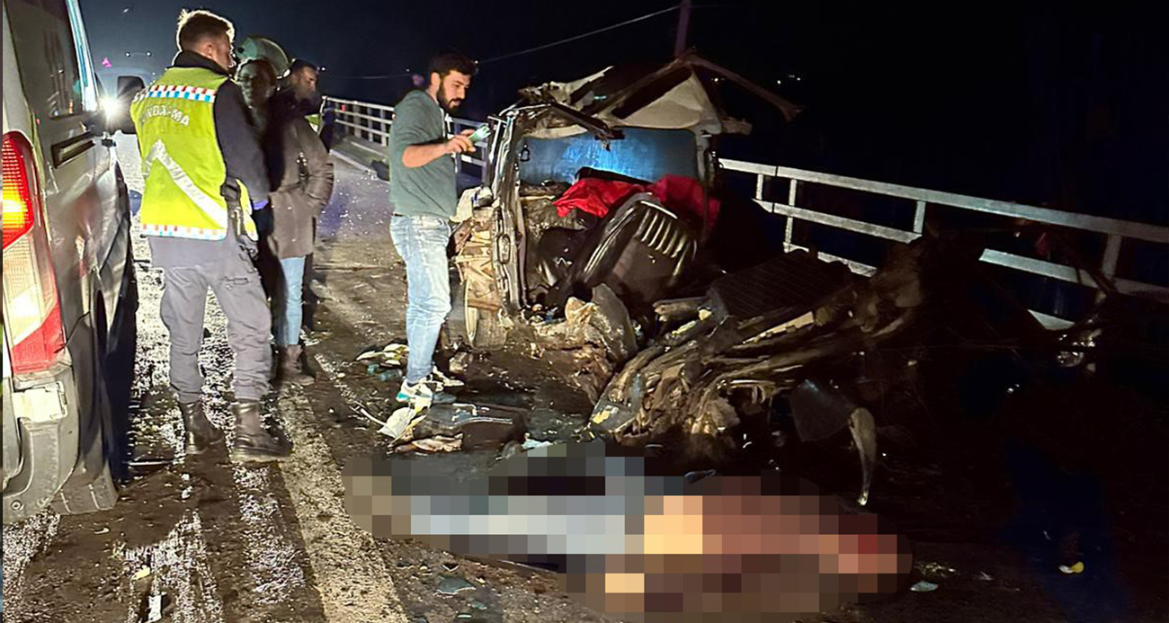 İzmir'deki kazada otomobil ikiye bölündü!