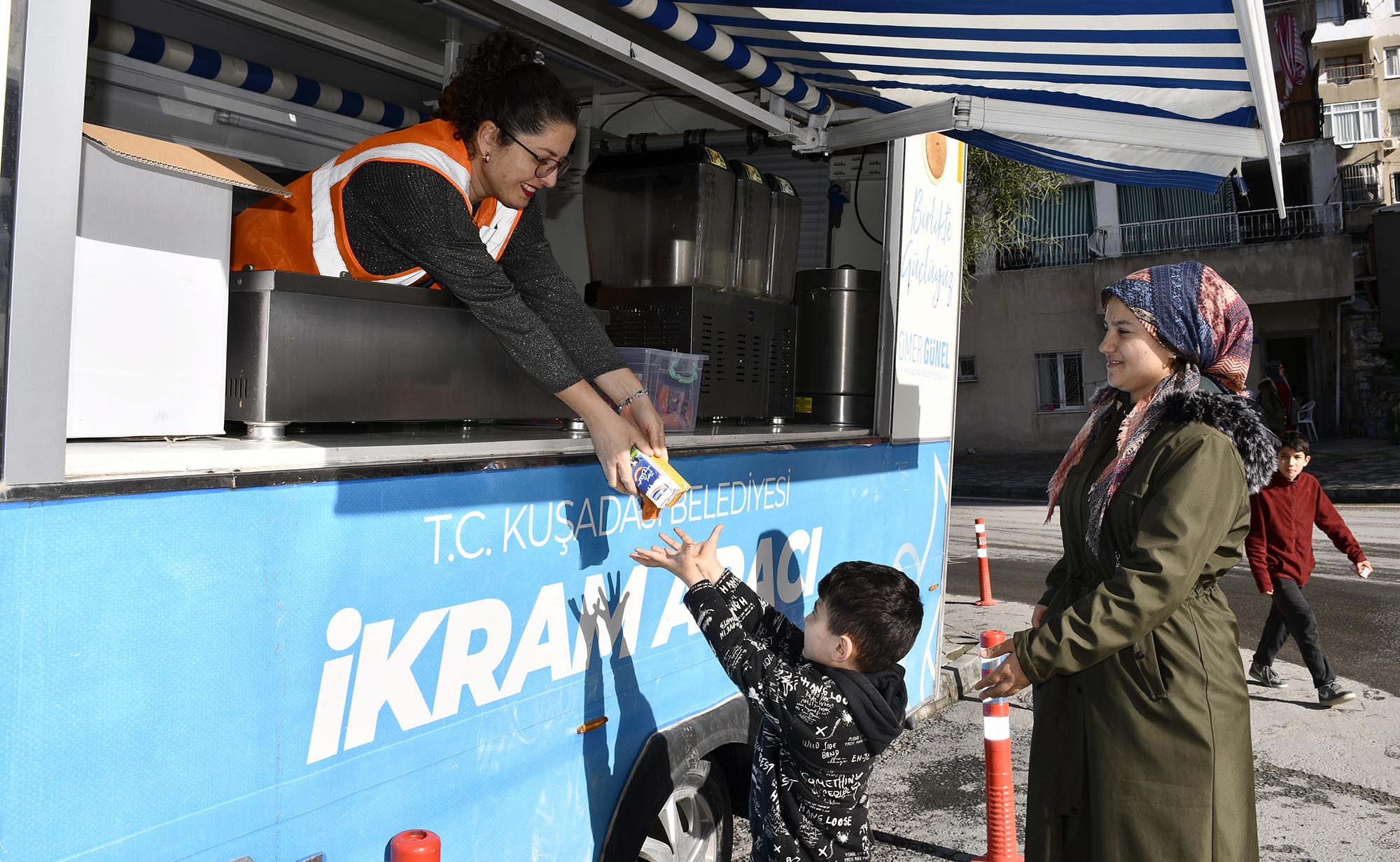 Kuşadası Belediyesi öğrencilere karne ikramında bulundu