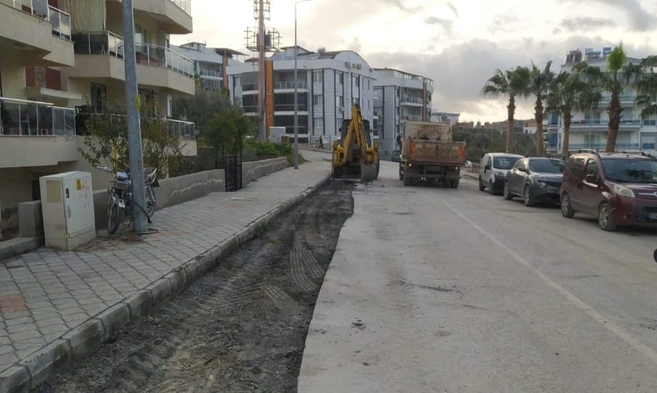 Belediye hizmet ekipleri 24 saat Kuşadası için çalışıyor