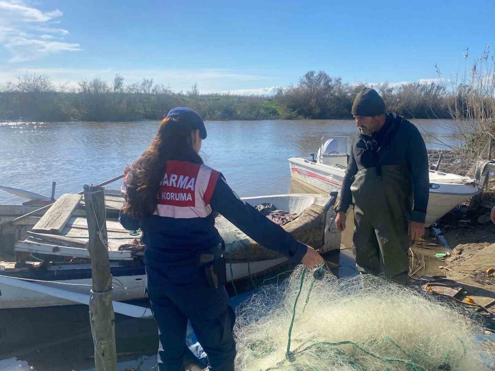 Jandarma balık avcılarını hem denetledi, hem de bilgilendirdi