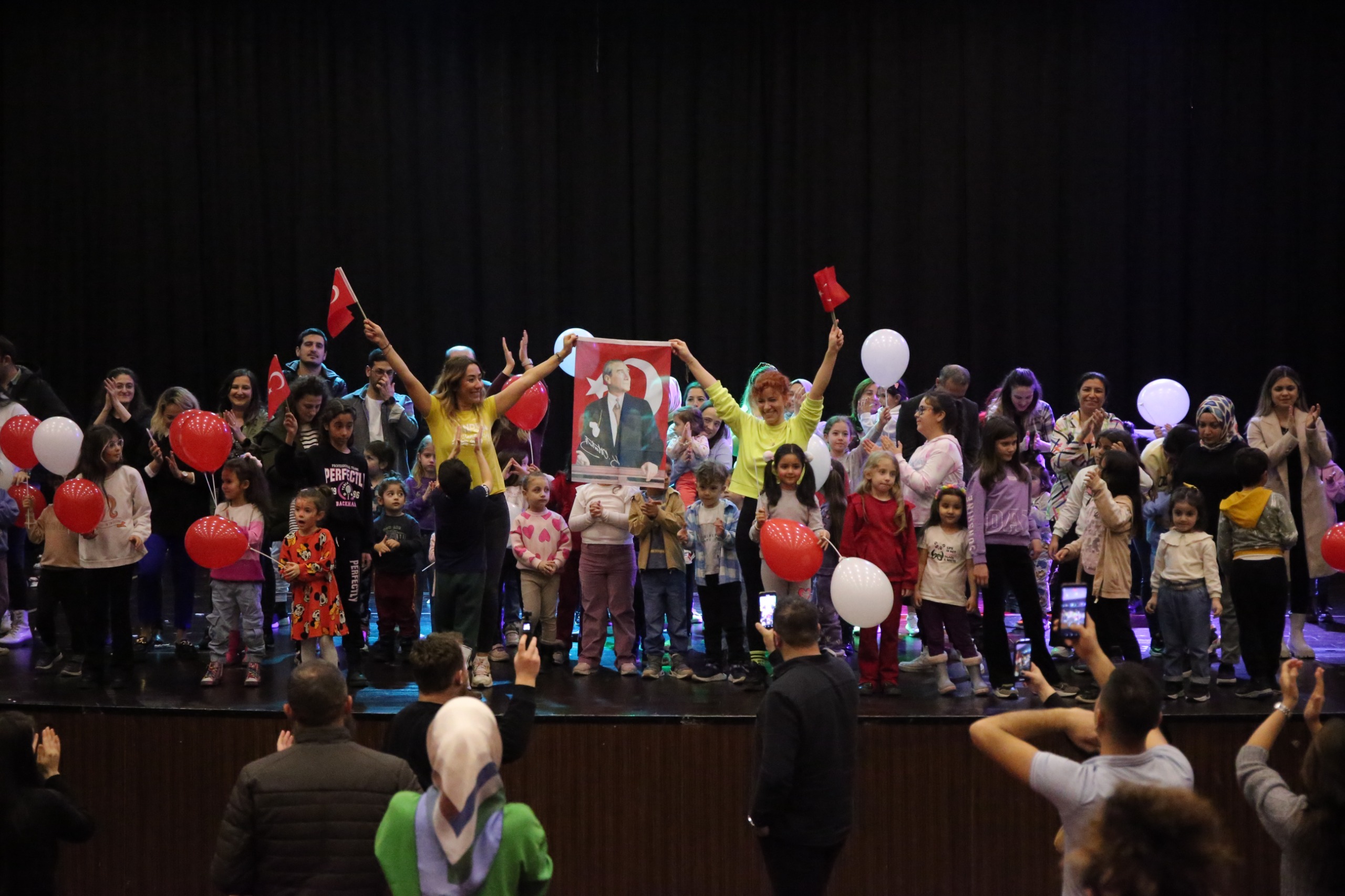 Çocuklar karne sevincini Merkezefendi’de yaşadı