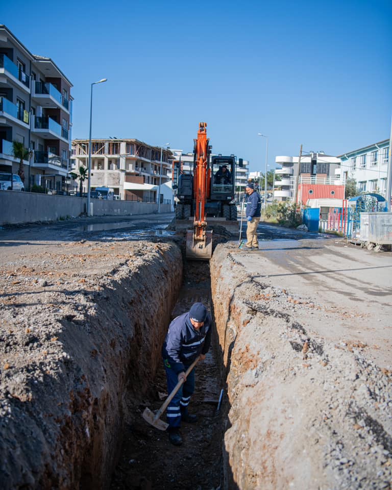Kuşadası'nda yağmur suyu hattı çalışmaları devam ediyor