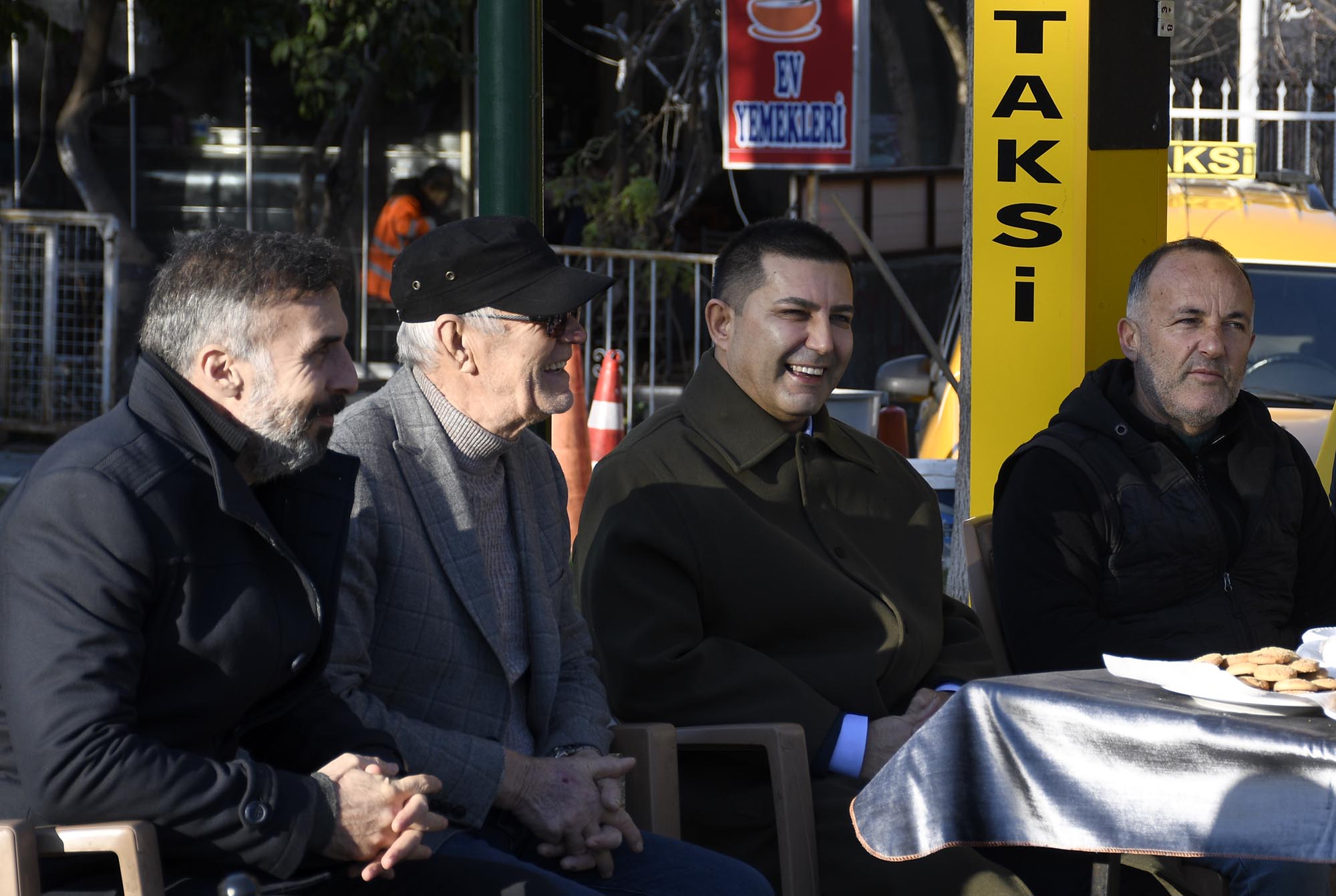 Başkan Ömer Günel her sabah mesaisine hemşehrileriyle buluşarak başlıyor