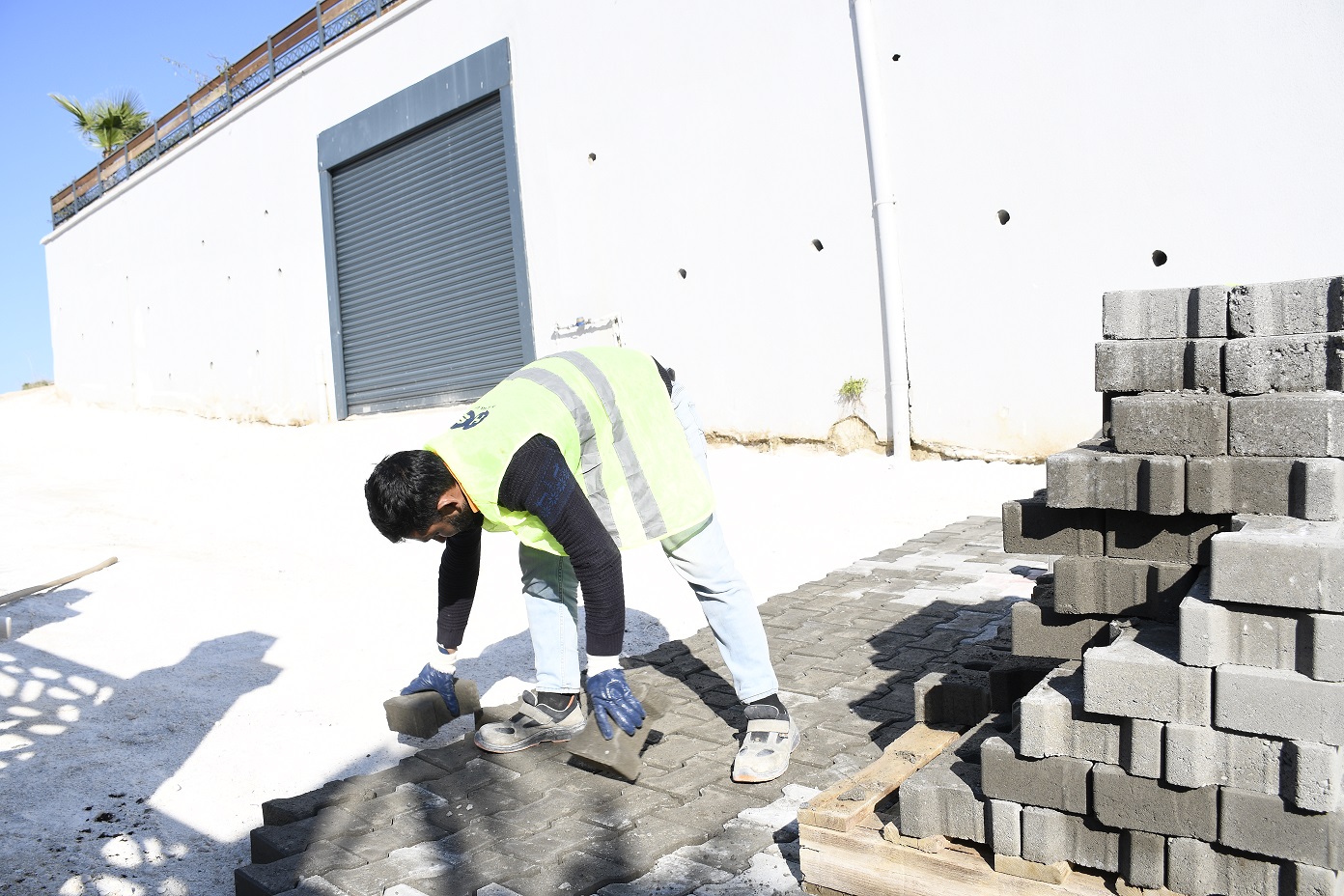 Kuşadası'nda yol seferberliği Soğucak Mahallesi ile devam ediyor