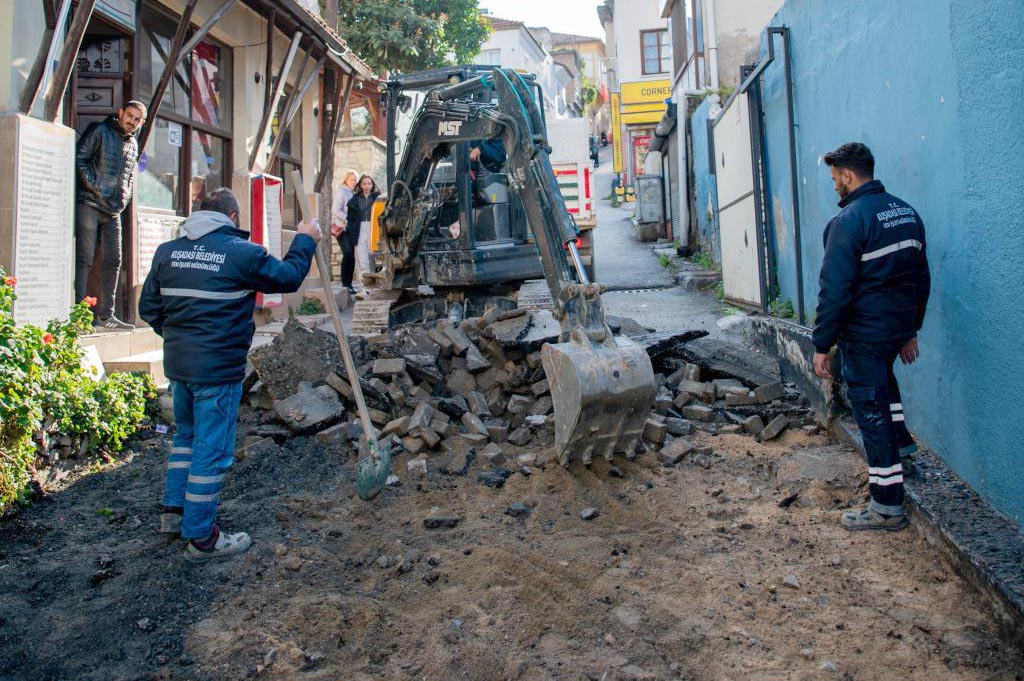 Kuşadası Belediyesi'nden 7/24 yol mesaisi