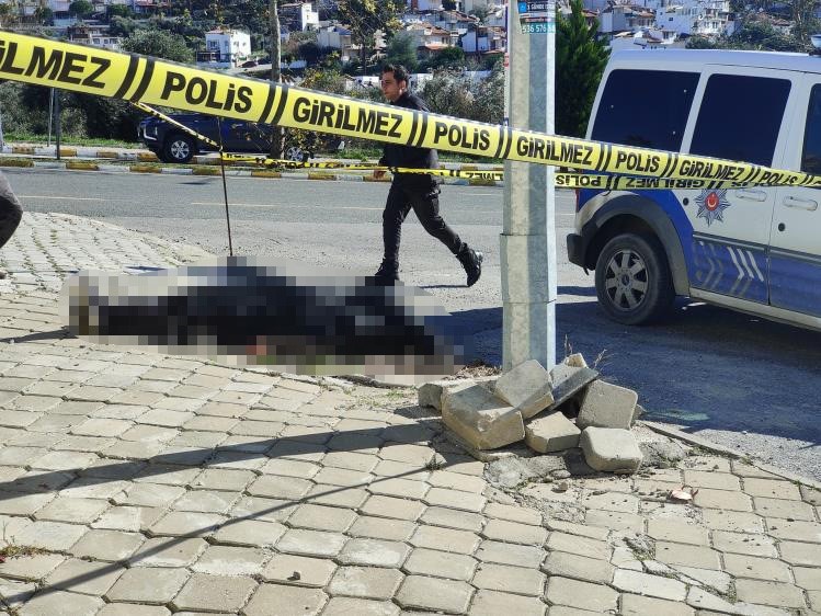 Kuşadası’nda kaldırımda yere yığılan şahıs hayatını kaybetti