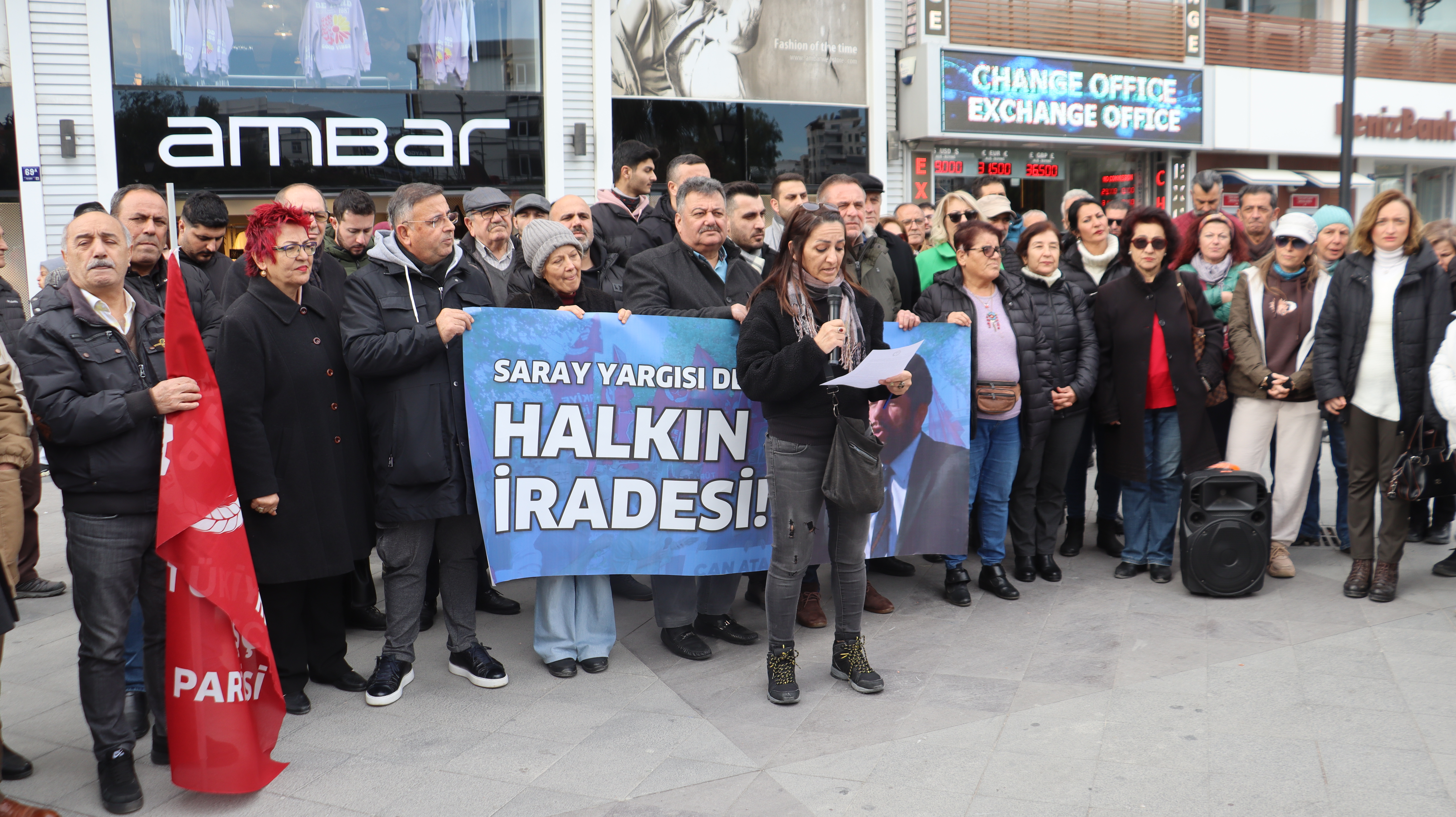 Kuşadası'nda Can Atalay kararına tepki olarak basın açıklaması düzenlendi