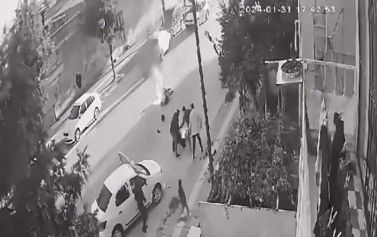 Alevler üzerini sardı, çevredekiler söndürdü