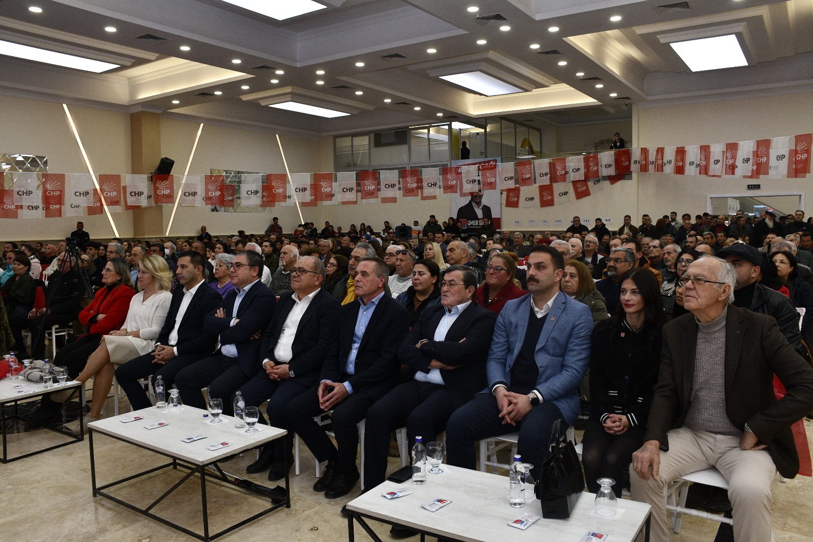 Yerel seçim öncesi Kuşadası CHP’de toplu üyelik töreni