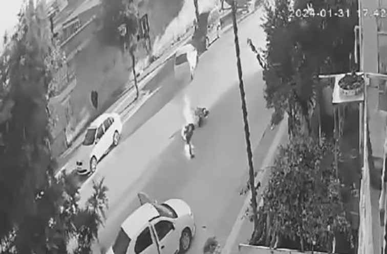 Alevler üzerini sardı, çevredekiler söndürdü