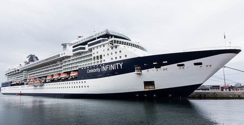 Lüks kruvaziyer gemisi Kuşadası'na yanaştı