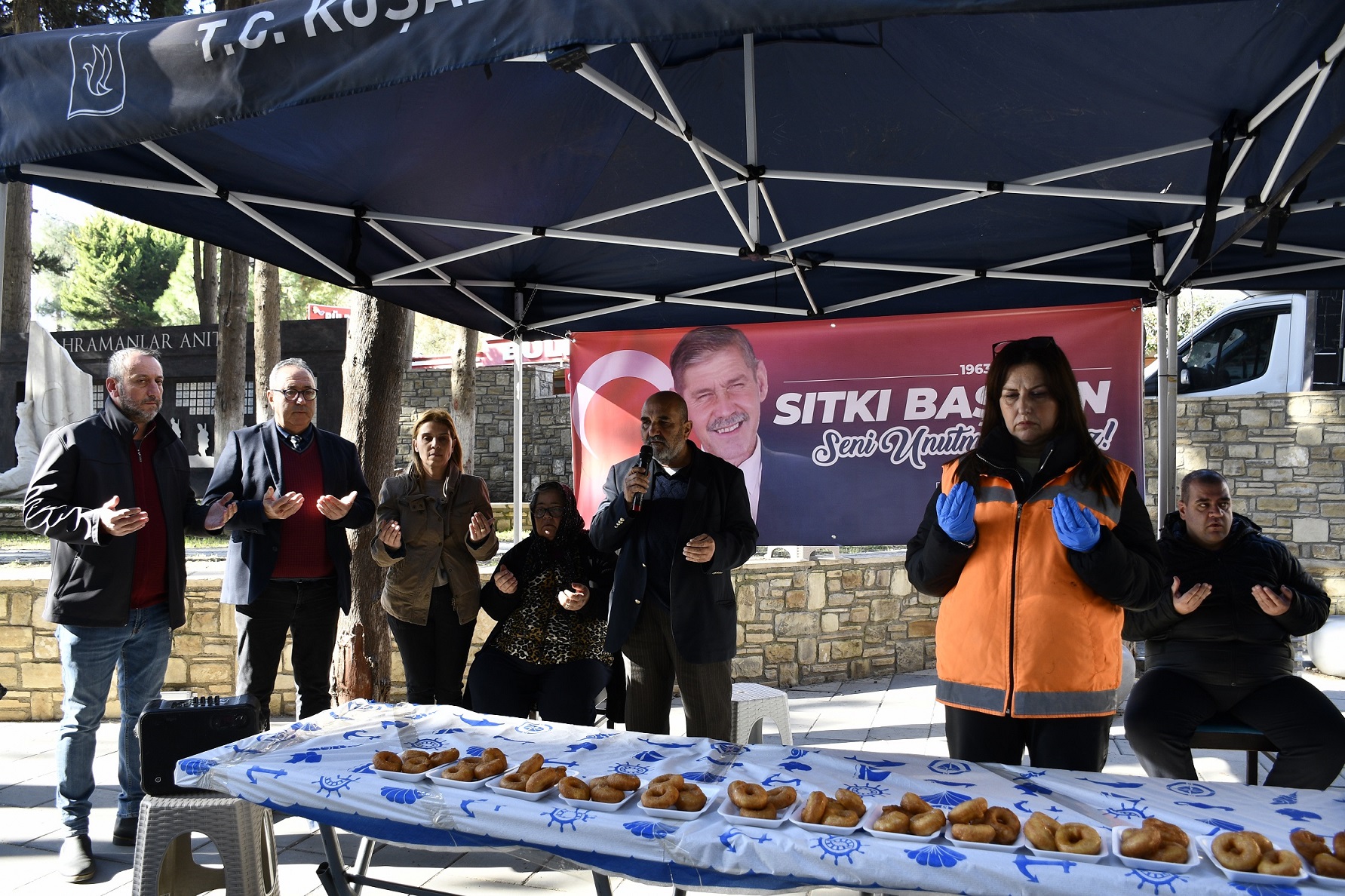 Kuşadası'nda Sıtkı Kundak için lokma hayrı yapıldı