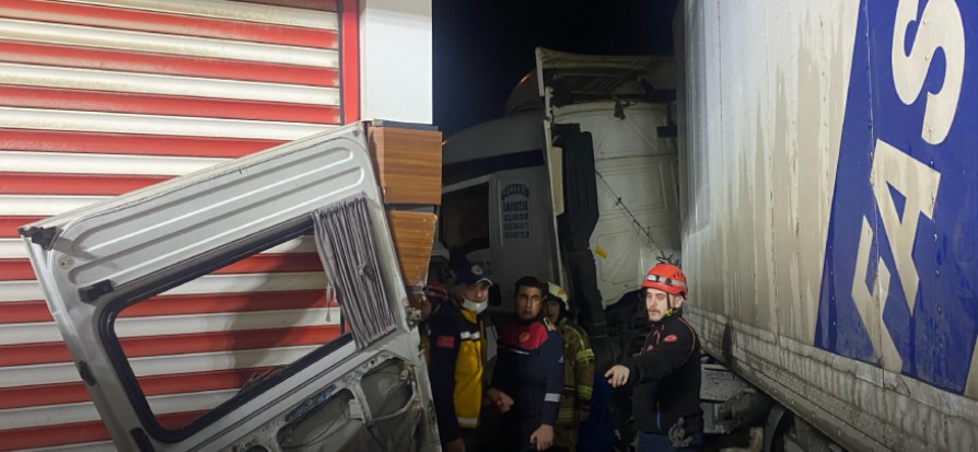 İzmir’de karşı şeride geçen tır, servis minibüsüyle çarpıştı