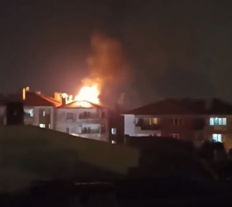 Menteşe’de evin çatısına yıldırım düştü