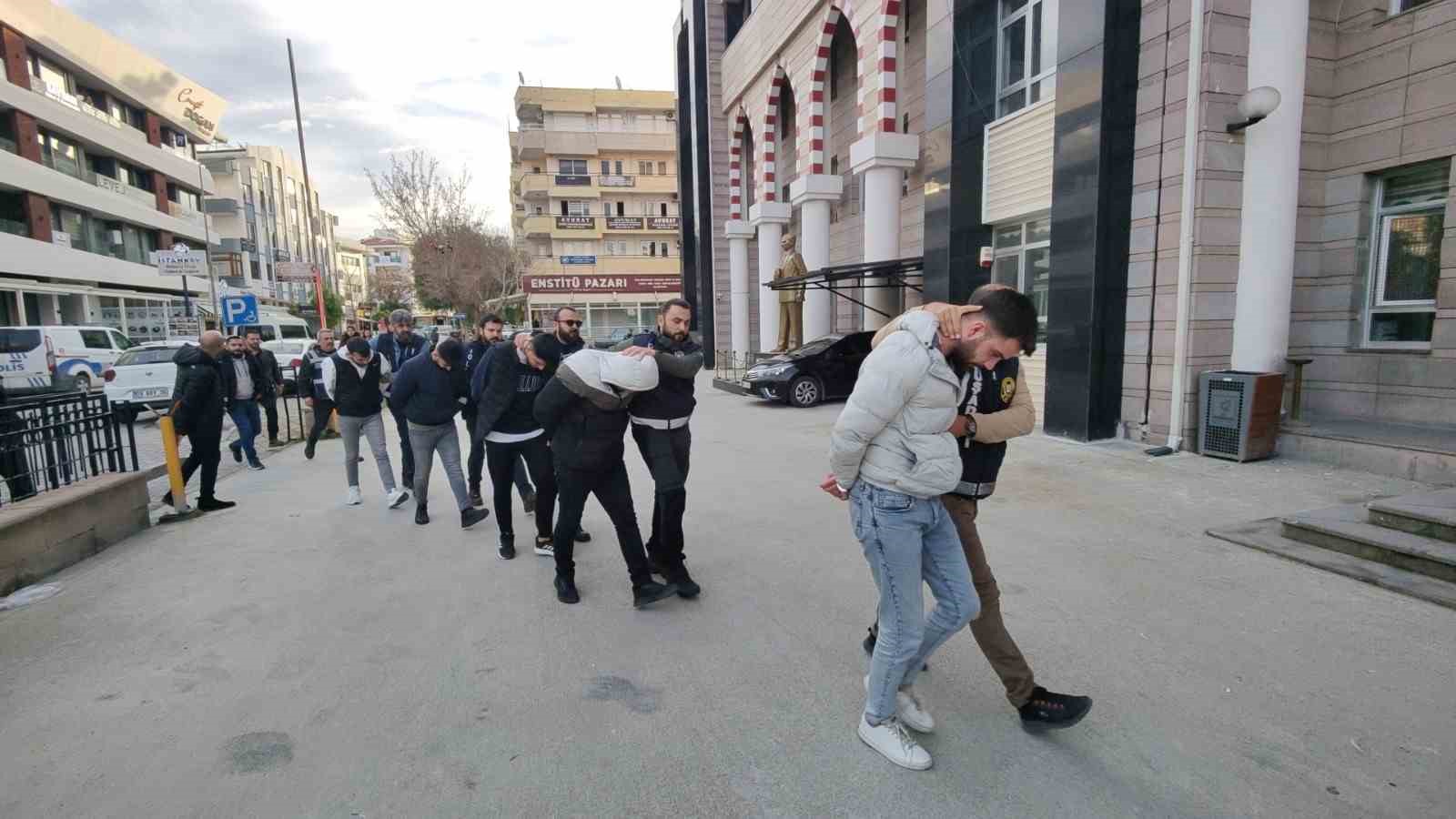Kuşadası’nda eğlence mekanı sahibini silahla yaralamaya 4 tutuklama