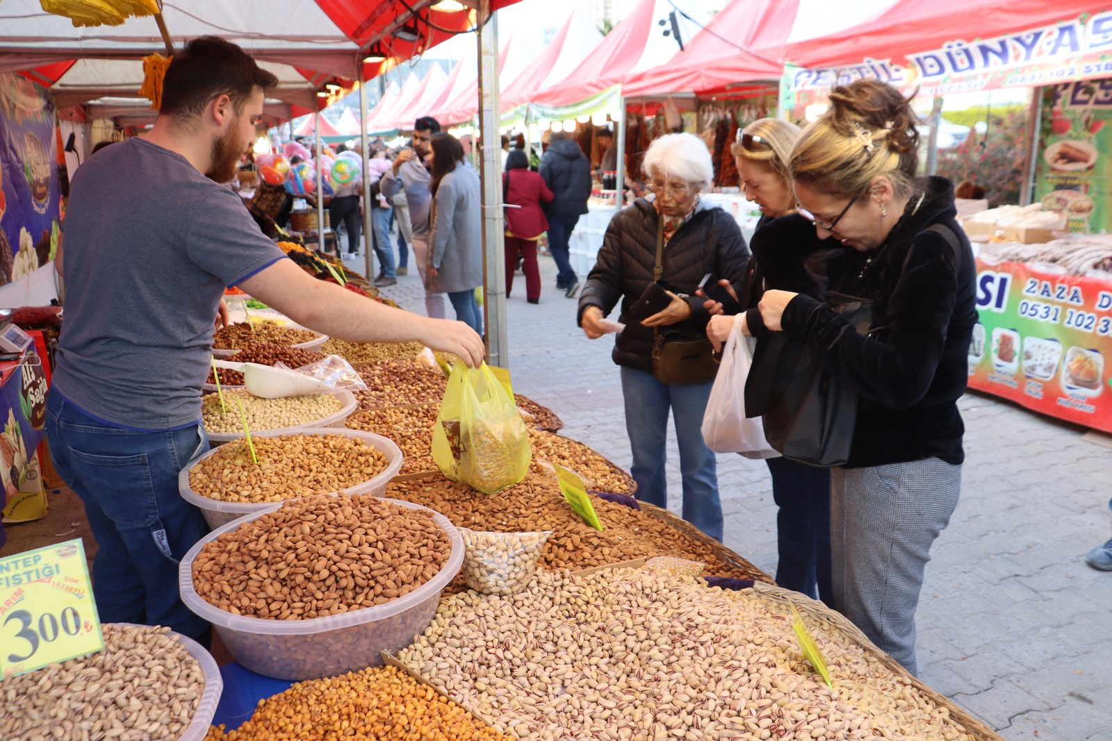 Yöresel ürünler festivali Kuşadası’nda yoğun ilgi gördü