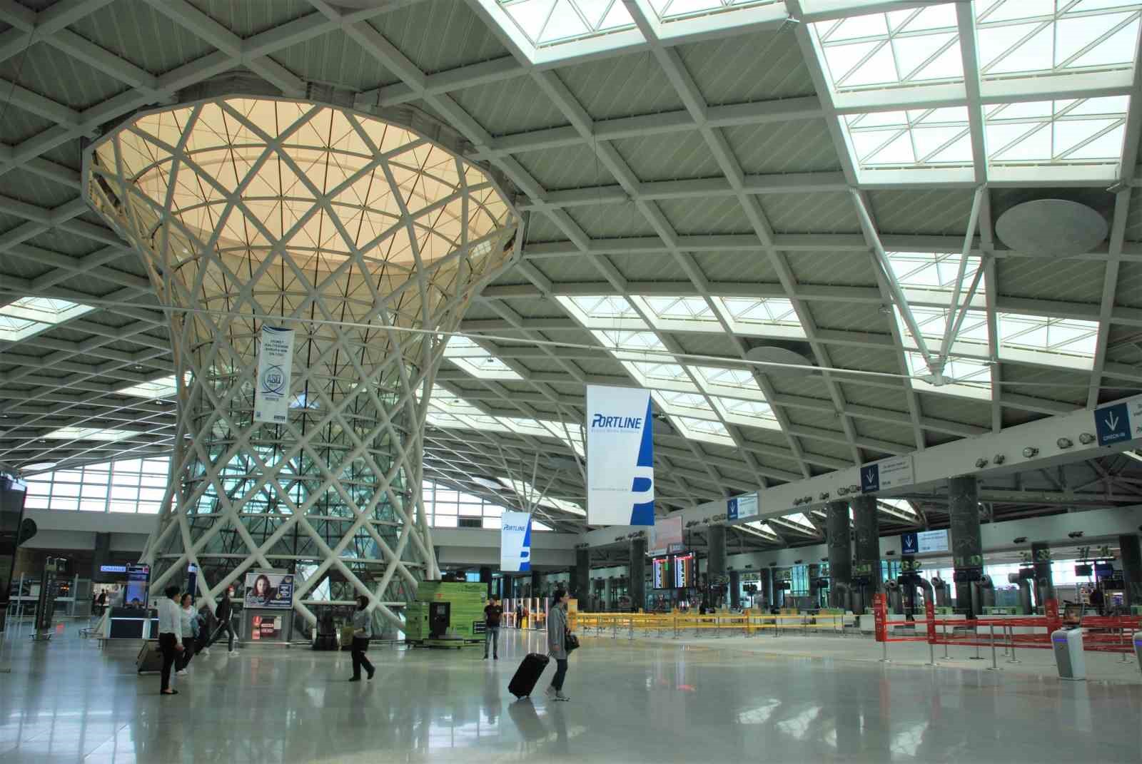 İzmir Adnan Menderes Havalimanından 738 bin 670 yolcuya hizmet